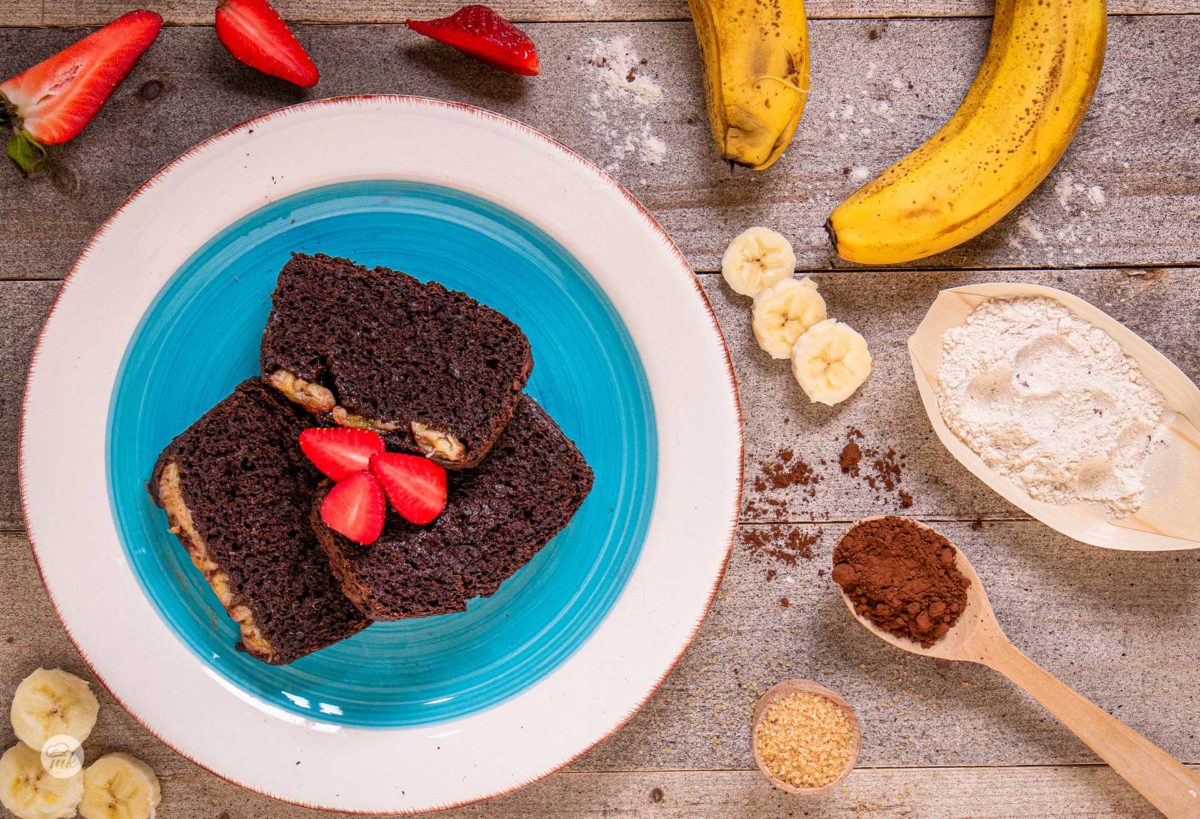 шоко кейк с банани с украса ягоди и какао