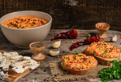 Пастет от печени чушки (Сърбия), намазани на филия, снимани отстрани