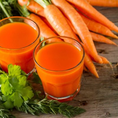 Свежи моркови и прясно изцеден сок