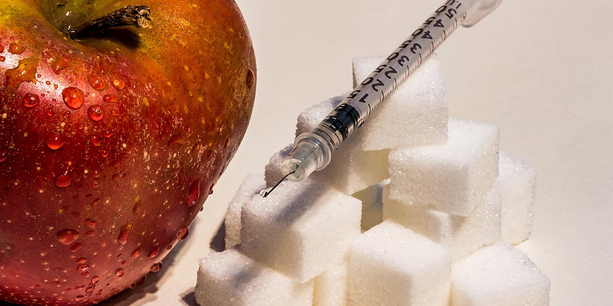 Инсулинова инжекция, ябълка и бучки захар