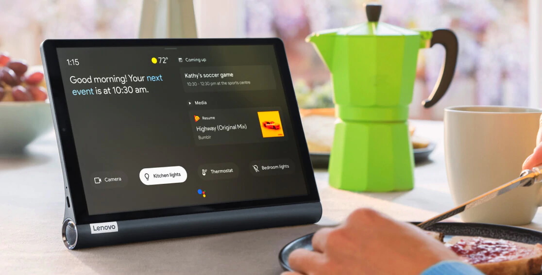 Lenovo Yoga Smart Tab на кухненската маса, сниман отпред