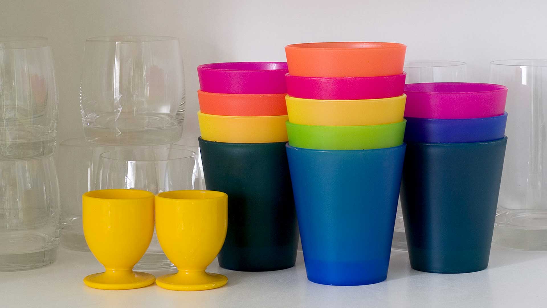Цветни чаши от пластмаса