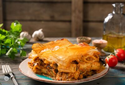 Макарони на фурна с камари и доматен сос