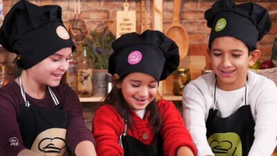 3 деца с готварски щапки на Mate Kitchen