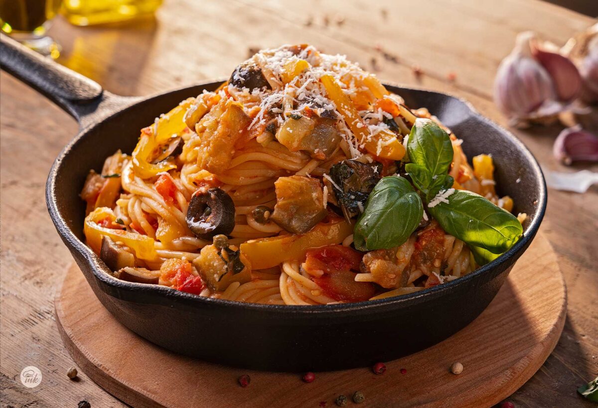 спагети със зеленчуков сос в тиган, снимани отстрани