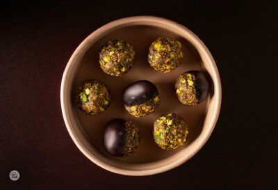 Сурови бонбони от смокини и шамфъстък, снимани отгоре