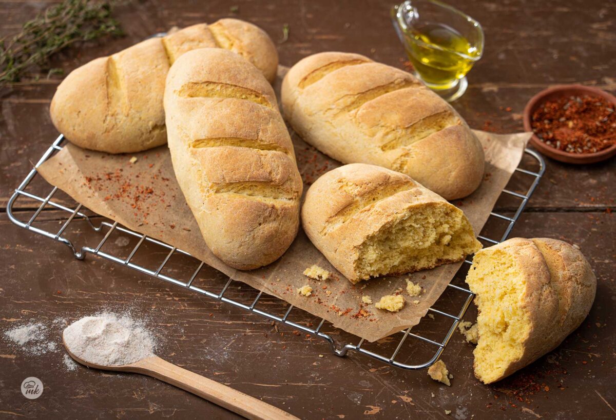 Царевични хлебчета върху хартия за печене, снимани отстрани