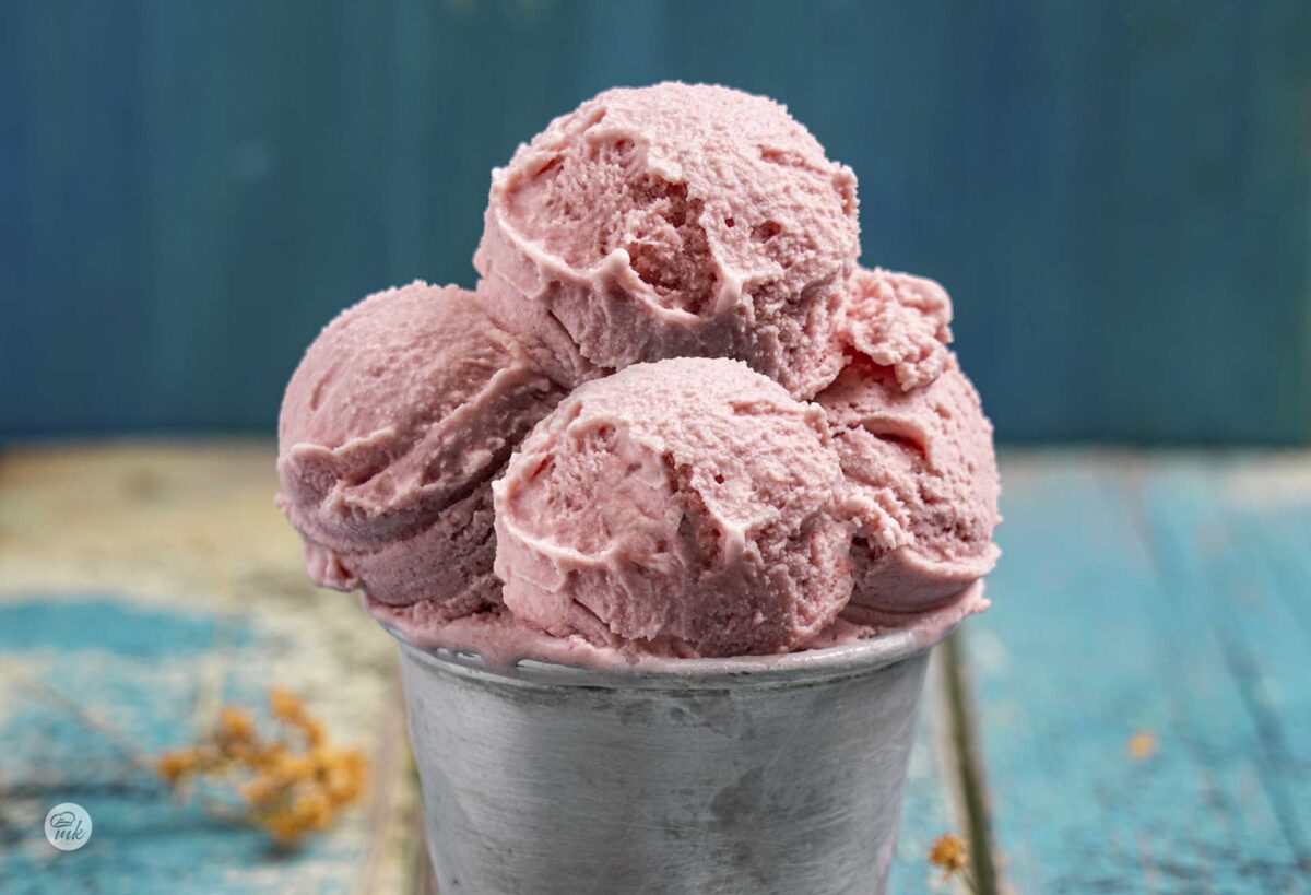 Топли малинов сладолед в метална купичка, снимани отпред