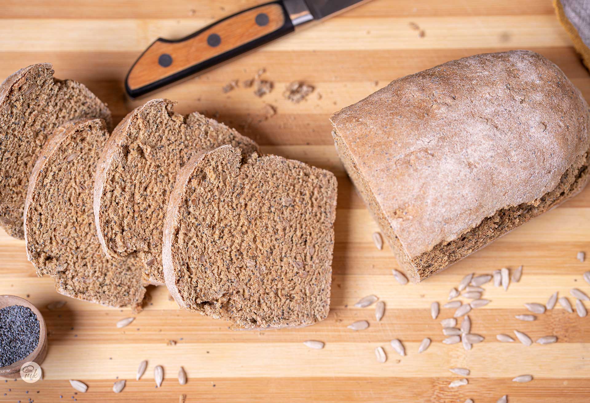 пълнозърнест хляб с тахан и семена