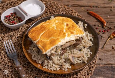 Порция мусака с ориз и пилешки дробчета, снимана под ъгъл