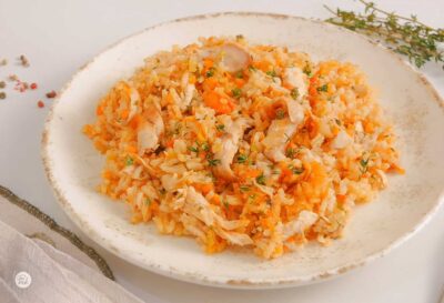 Порция пиле с праз, ориз и мащерка, снимана отпред