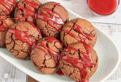 Шоколадови бисквити с ягодов топинг в правоъгълна чиния, снимани отгоре