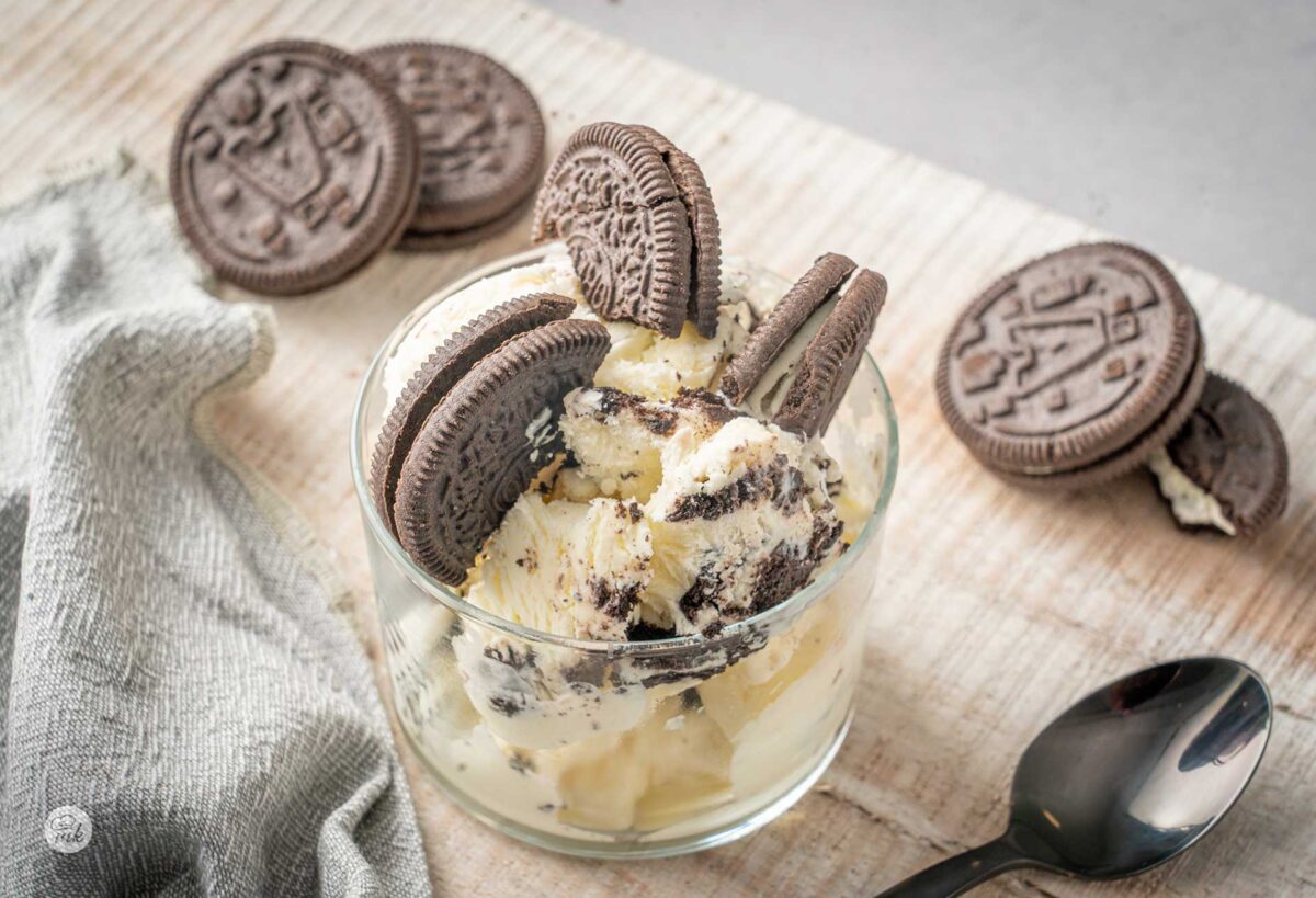 Купичка домашен сладолед с шоколадови бисквити, снимана отдясно