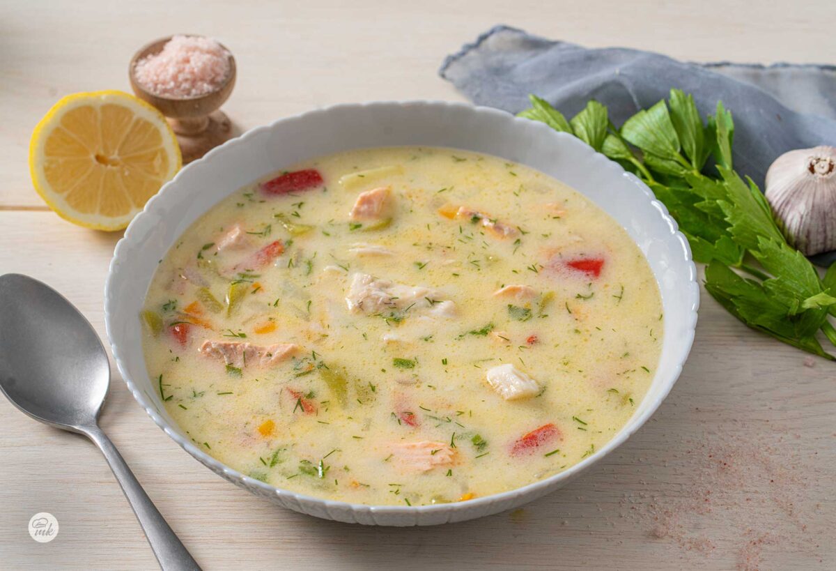 Порция рибена супа със сьомга и лаврак, снимана отдясно