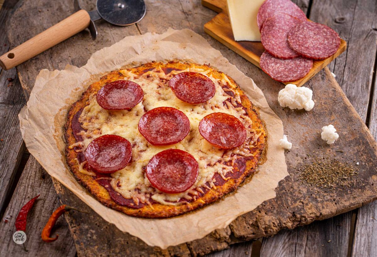 Пица с блат от карфиол, снимана отгоре