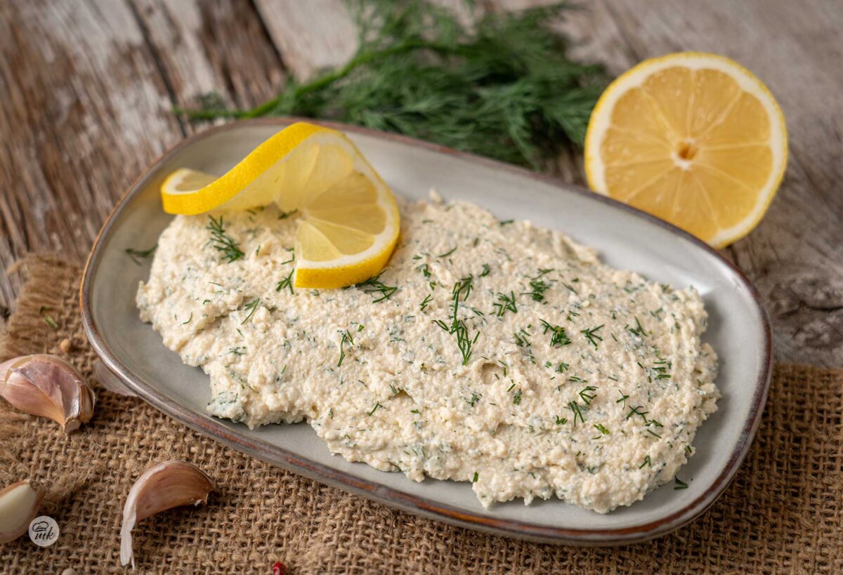 Разядка с тофу в продълговата чиния, гарнирана с резенче лимон